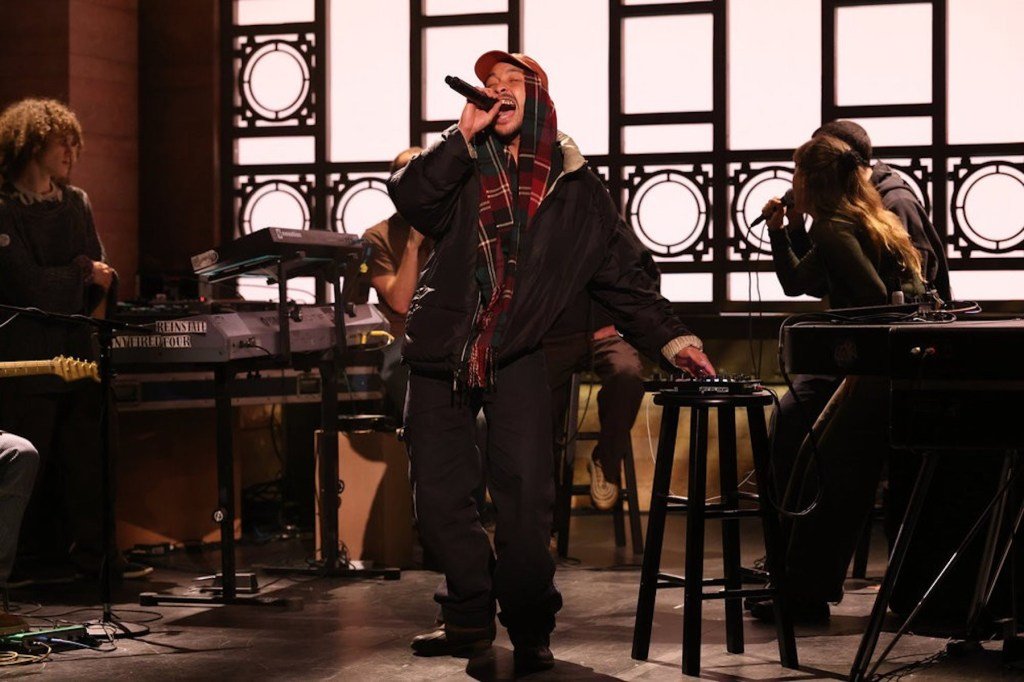 Dijon apresenta 'MAIS ALTO!' e 'Querido!' Medley em estreia