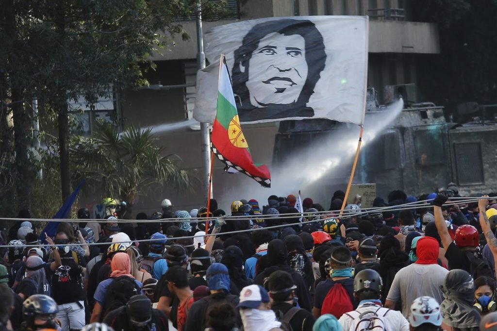 Bad Bunny presta homenagem a Víctor Jara, o falecido cantor de protesto
