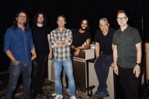 Foo Fighters desembrulha 'seu brinquedo favorito': transmita agora