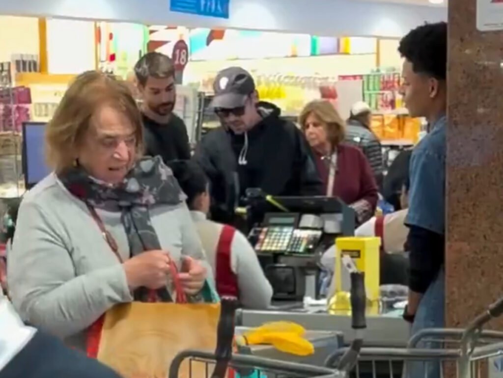 Harry Styles é visto em supermercado de ricaços em São Paulo