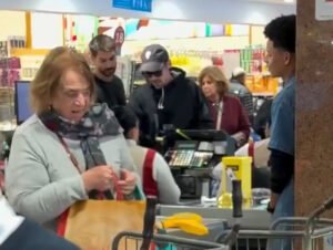 Harry Styles é visto em supermercado de ricaços em São Paulo