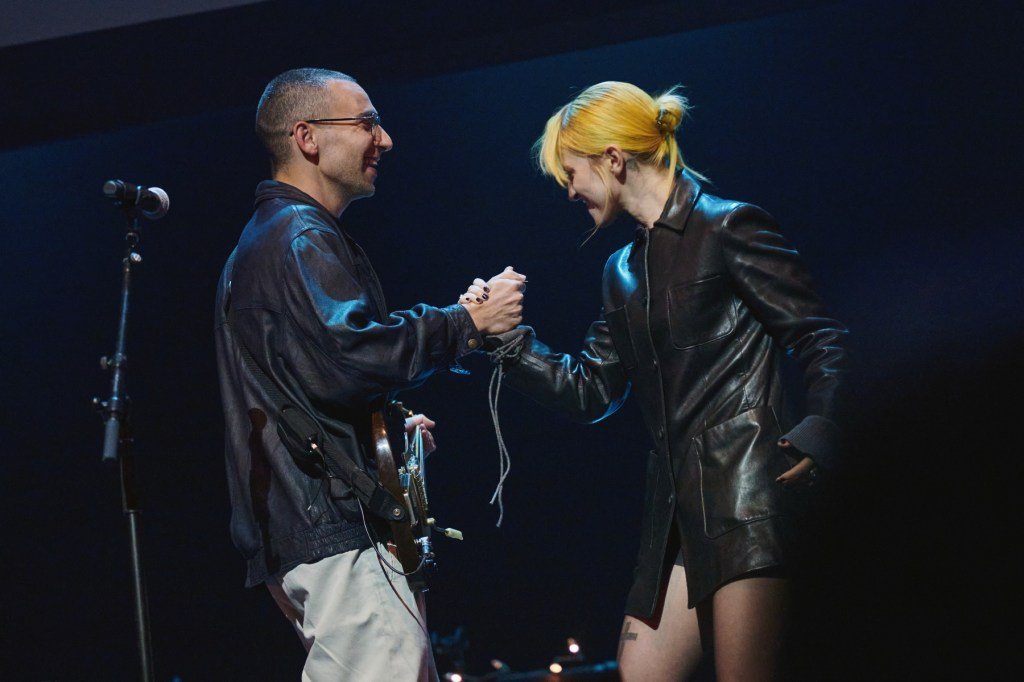 Hayley Williams se apresenta com Jenny Lewis e Jack Antonoff